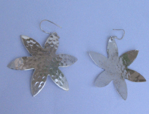 Pendientes de Aro Colgantes Modernos Plateados Oxidados con Diseño de Estrella Religiosa, Alas y Patrón Animal, con Perla como Piedra Principal, Ideales para Fiestas - Product Image 1