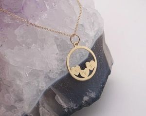 Colgante personalizado de oro blanco de 10 quilates Diseño bonito con tres corazones grabados iniciales y abalorio circular - Product Image 1