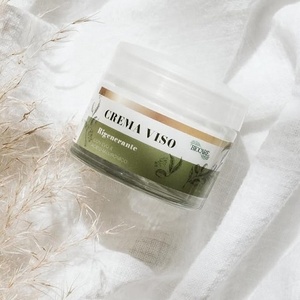 La <span class=keywords><strong>crema</strong></span> per il viso rigenerante con olio d'oliva e acido ialuronico tratta intensamente la <span class=keywords><strong>pelle</strong></span> <span class=keywords><strong>molto</strong></span> <span class=keywords><strong>secca</strong></span> e riduce le prime rughe - Product Image 2