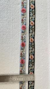 Lacets brodés à la machine en tissu sur mesure dans des motifs floraux en deux couleurs pour robes de mariée et vêtements pour la revente. - Product Image 2