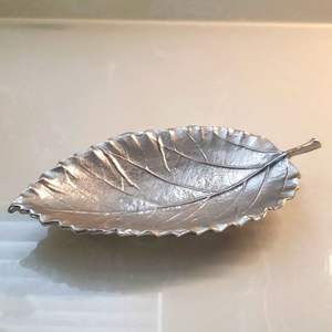 Plateau décoratif de luxe en aluminium plaqué or de haute qualité avec motif végétal et design moderne pour la maison, le jardin, les fêtes et la décoration de Noël - Product Image 5