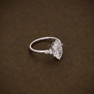 Anillo de Compromiso con Diamante Cultivado en Laboratorio de Corte Marquesa de 2.19 CTW, Claridad F VVS1 VVS2, con Diamantes Certificados por IGI, Diamantes Redondos y Laterales de Corte Marquesa - Product Image 3