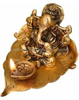 Tempat Lilin Ganesha Patta Logam Antik Berlapis Emas Gaya Bunga Buatan Tangan Dekorasi Rumah Elegan untuk Natal Diwali.