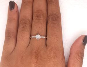 Anillo de Compromiso y Matrimonio con Diamante Cultivado en Laboratorio de Corte Redondo de 0.10 Ct, Anillo de Oro Blanco Sólido de 14K con Forma de Estrella, Regalo para Mujer - Product Image 4