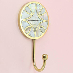 Crochet mural en laiton de style antique avec incrustation blanche, crochet simple en métal fait à la main pour la décoration de la salle de bain et de la chambre à coucher - Product Image 1