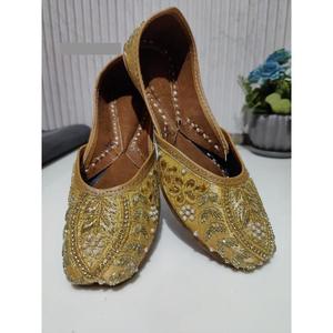 Vente chaude Chaussures Fantaisie Pour Femmes En Cuir Véritable Broderie Chaussure Personnalisée À La Mode Qualité Exclusive Rajasthani Chaussures Tendances - Product Image 1
