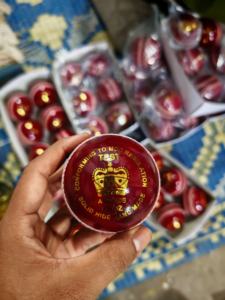 Ballon de cricket officiel en cuir rouge cousu à la main - Product Image 6