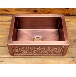 Évier de cuisine double en cuivre martelé style ferme avec tablier frontal gravé, deux finitions cuivre antique, pour villas de luxe et appartements modernes - Product Image 2
