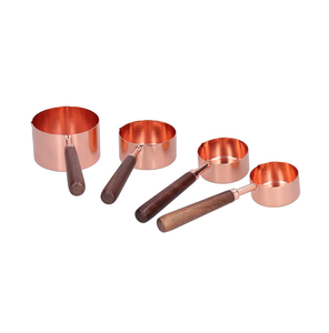 Vente en gros Ensemble de 4 pièces Cuillère à mesurer en cuivre faite à la main Scoop Manche en bois d'acacia poli miroir Produit métallique nouvellement sorti - Product Image 1