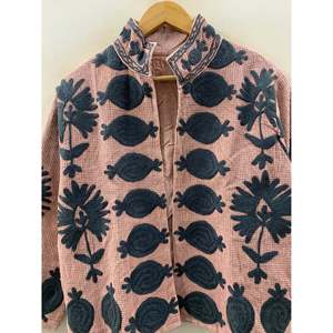 Chaqueta de Algodón Tipo Waffle Ecológica con Bordado Floral Suzani en Color Rosa Polvoriento, Cuello Mandarín, Estilo Bohemio para la Temporada de Primavera - Product Image 1