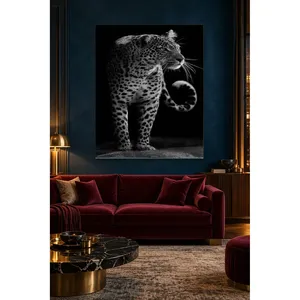 Impression sur toile de Fida, leoparde se retournant sur fond noir - Product Image 1