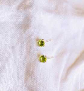 ต่างหูเงินแท้ 925 ประดับพลอยเพอริดอทสีดำธรรมชาติ งานแฮนด์เมด ของขวัญสำหรับเธอ ต่างหูแบบติดหู ดีไซน์หรูหรา - Product Image 3