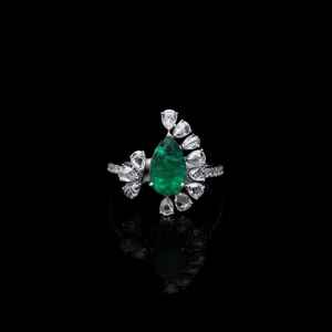 Anillo Apilable de Plata de Ley con Esmeralda Inspirado en la Reina, Joyería con Piedra Preciosa Verde Regal, Diseño Elegante y Minimalista para Uso Diario de Mujeres - Product Image 3