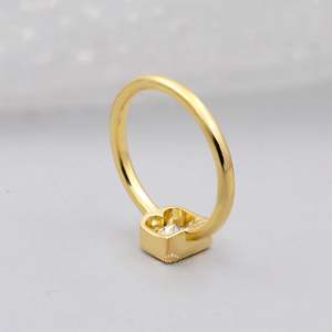 Anillo de Compromiso con Diamante Cultivado en Laboratorio y Colgante con la Letra 'B', Producto Elegante y Personalizable - Product Image 4