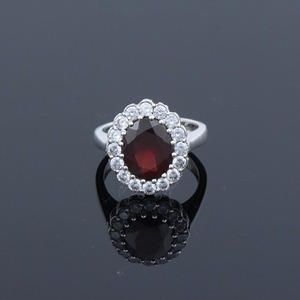 Déclaration d'inspiration vintage Bague en argent sterling 925 avec grenat rouge ovale et zircon blanc - Product Image 1
