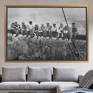 Impression sur toile vintage de déjeuner à New York sur un gratte-ciel - Art emblématique, toile encadrée en or - Product Image 1