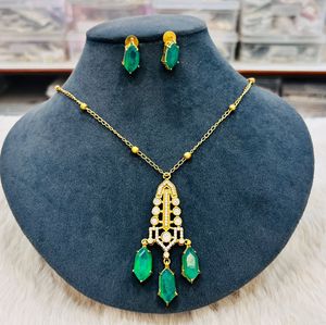 Ensemble de collier élégant en pierre doublet avec boucles d'oreilles assorties Bijoux de déclaration pour les occasions spéciales ou les cadeaux Ensemble minimal de luxe - Product Image 5