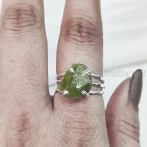 Mayorista Joyería de piedra en bruto Anillo de mujer Piedra preciosa de peridoto en bruto natural Piedra natal de Agosto 3 Banda Lisa Anillo de plata esterlina 925 - Product Image 4