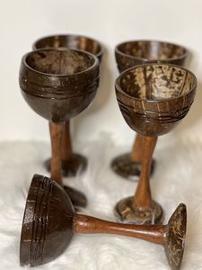 Copa de vino de coco natural hecha a mano con cáscara de coco real, ecológica y sostenible para el hogar y la mesa. - Product Image 5