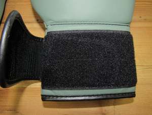 Fairtex Gants d'entraînement en cuir TGO3 Conception de pouce ouvert pour Kick Boxing & Muay Thai MMA Training - Product Image 6