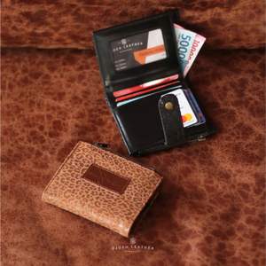 Portefeuille en cuir artisanal de luxe à motif animal, design élégant et sophistiqué, en provenance d'Indonésie - Product Image 6