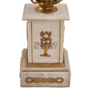 Exquisito Pedestal Neoclásico de Mármol Blanco y Latón con Relieves Victorianos Ornamentados - Product Image 5
