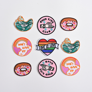 Écussons brodés à la main en polyester avec fil de bullion pour étiquettes de vêtements, utilisant des techniques de tissage - Product Image 1