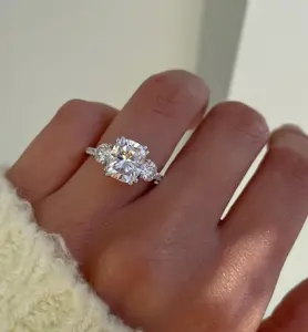925 Plata 3.10CT Cojín Corte VVS1 Moissanite 3 Anillo de piedra para mujer - Product Image 4