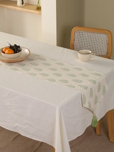 Chemin de table double couche en toile de coton slub premium, imprimé floral, style damassé tissé à pompons, vert, personnalisable pour salle à manger - Product Image 4