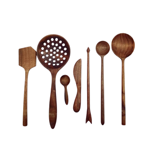 Cuchara de cocina de madera de teca natural, elaborada para tareas de mezcla y cocción, con formas distintivas talladas, producida en Vietnam. - Product Image 3