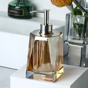 Los accesorios de baño de metal y vidrio ofrecen un excelente valor combinando durabilidad y estilo atemporal. - Product Image 4