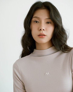 T-shirt décontracté en coton de haute qualité pour femme, col rond, coupe ajustée, respirant, séchage rapide, brodé, longueur courte, couleur unie, en polyviscose - Product Image 6