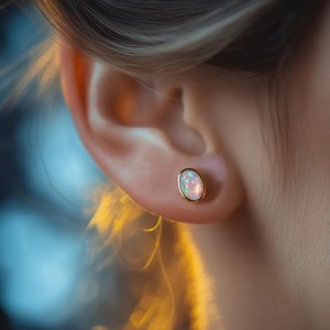 Boucles d'oreilles fines en or jaune 14K Boucles d'oreilles en opale éthiopienne Clous d'oreilles élégants pour femmes Welo Fire Color of Play Opal - Product Image 3