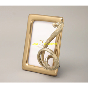 Cadre photo doré en aluminium avec motif de feuille artistique Cadre de table élégant de 4x6 pouces pour la maison, le bureau et les cadeaux Article de décoration - Product Image 6