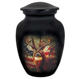 Urne funéraire moyenne en aluminium Buck USA Flag Deer avec option couronne de commémoration et option plaque nominative avec médaillon - Product Image 4