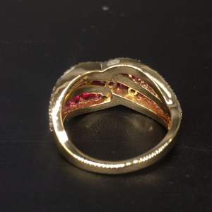 แหวนทองและเพชรที่งดงามด้วยการออกแบบคลื่นประดับด้วยเพชรสีชมพูและสีขาวที่แสดงออกถึงสไตล์และความหลงใหล - Product Image 4
