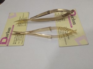 Ciseaux à ressort plaqués or avec embouts incurvés Ciseaux à ressort professionnels de haute qualité pour la coupe des cheveux des sourcils Offre d'une marque personnalisée privée - Product Image 2