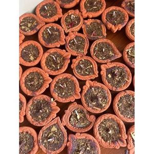 Vela Diya de Cera de Abeja Herbal Hecha a Mano con Energía Positiva - Product Image 3