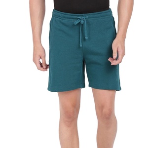 Shorts en polaire pour hommes, coupe ample, matière polaire douce, taille élastique, fermeture à cordon, confortables pour se détendre et porter au quotidien. - Product Image 1