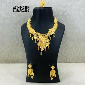 Ensemble de colliers de créateurs pour femmes Chaîne de boîte plaquée or avec motif floral en laiton pour mariages et fêtes - Product Image 1