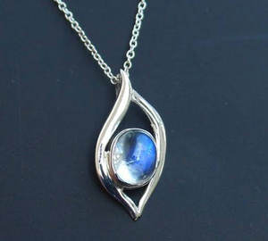 Collier pendentif en laiton plaqué or vintage avec chalcédoine aqua naturelle, fait à la main, forme ovale 8x10 mm, serti en bélière, bijoux - Product Image 2