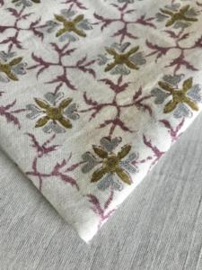 ผ้าฝ้ายพิมพ์ลายด้วยมือ ลายดอกไม้สีเขียวมะกอกและสีเทา พร้อมลวดลายเรขาคณิตสีไวน์ - Product Image 3