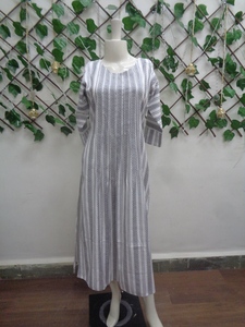 Ropa de fiesta Kurtis larga étnico con estampado de algodón para mujeres indias de herencia vibrante de lujo disponible en suministro mayorista - Product Image 4