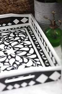 Plateau de service en bois incrusté d'os noir et blanc fait à la main le plus vendu avec motif floral pour les mariages et Diwali - Product Image 4