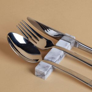 Repose-couverts en bois minimaliste pour espaces de restauration contemporains, offrant un support d'ustensiles simple et fonctionnel - Product Image 6