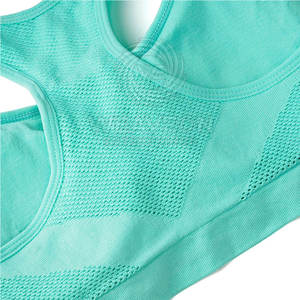 บราออกกำลังกายคุณภาพดีเยี่ยม ระบายอากาศได้ดี น้ำหนักเบา ไร้ตะเข็บ ผลิตจากผ้าสแปนเด็กซ์/ไนลอน  โลโก้ด้านหน้า รองรับทรงได้ดี ผลิตในปากีสถาน สำหรับผู้หญิง - Product Image 4