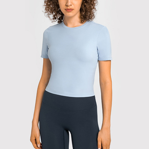 Vente en gros de vêtements de fitness pour femmes en polyester T-shirt léger à séchage rapide de sport sexy nouveau design haut à manches courtes de fitness yoga - Product Image 1
