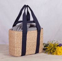 Panier de pique-nique en jacinthe d'eau avec doublure intérieure en tissu et poignées idéal pour le stockage des aliments, du vin et des rassemblements en plein air