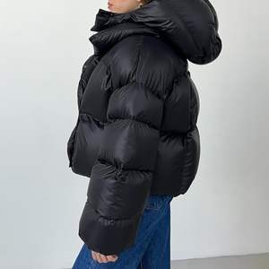 Vente en gros Veste rembourrée moelleuse de haute qualité pour femmes-Manteau d'hiver matelassé court et chaud avec capuche amovible et col montant - Product Image 2