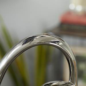 Escultura abstracta de remolino de cerámica con base de madera negra o LITTON LANE Mastercraft Escultura pulida moderna de bucle abstracto - Product Image 4